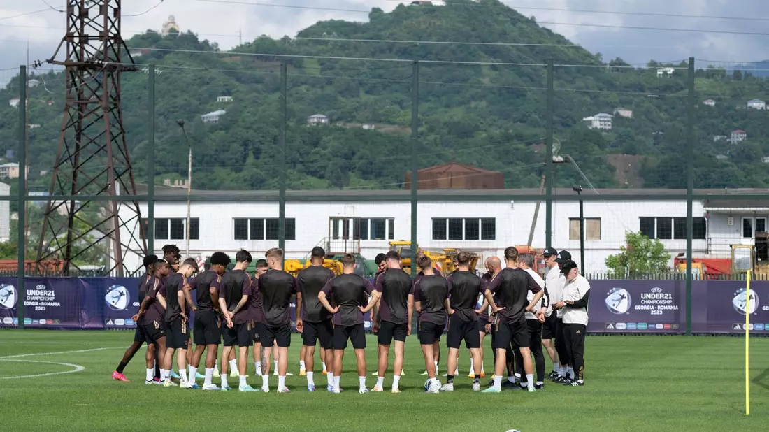 Die Spieler und Trainer der deutschen U21-Nationalmannschaft beim Abschlusstraining in Batumi. - Bild: Sebastian Kahnert/dpa