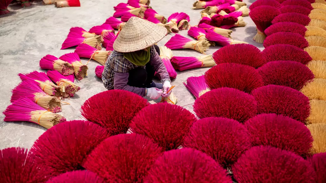 Jeder in dem vietnamesischen Dörfchen Quang Phu Cau stellt Räucherstäbchen her. - Bild: Chris Humphrey/-/dpa