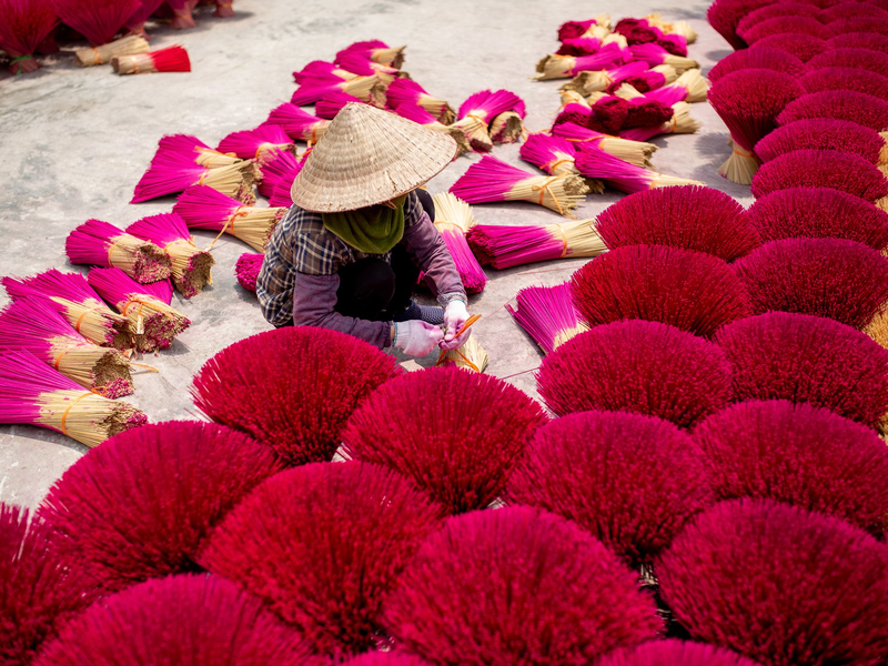 Jeder in dem vietnamesischen Dörfchen Quang Phu Cau stellt Räucherstäbchen her. - Foto: Chris Humphrey/-/dpa