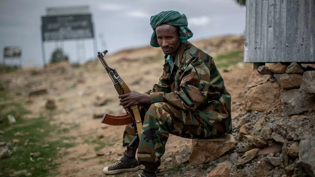 Ein Kämpfer der Tigray People's Liberation Front (TPLF) an einem Wachposten am Rande der Stadt Hawzen in der Region Tigray in Nordäthiopien. - Bild: Ben Curtis/AP/dpa