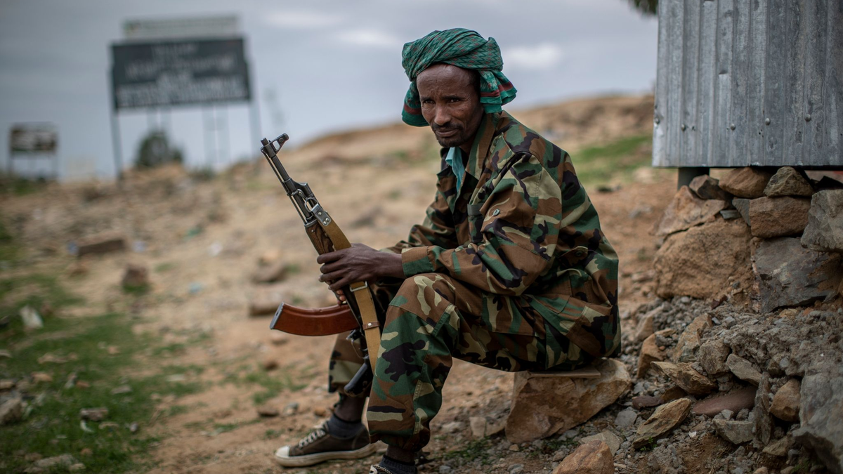 Ein Kämpfer der Tigray People's Liberation Front (TPLF) an einem Wachposten am Rande der Stadt Hawzen in der Region Tigray in Nordäthiopien. - Foto: Ben Curtis/AP/dpa