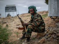 Ein Kämpfer der Tigray People's Liberation Front (TPLF) an einem Wachposten am Rande der Stadt Hawzen in der Region Tigray in Nordäthiopien. - Foto: Ben Curtis/AP/dpa