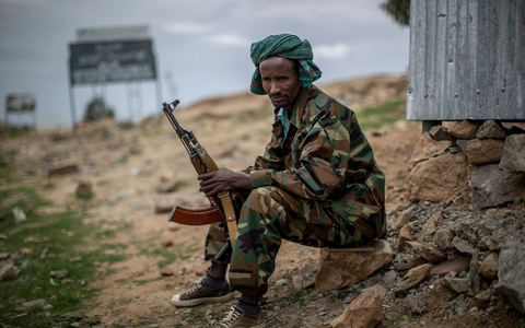 Ein Kämpfer der Tigray People's Liberation Front (TPLF) an einem Wachposten am Rande der Stadt Hawzen in der Region Tigray in Nordäthiopien. - Foto: Ben Curtis/AP/dpa