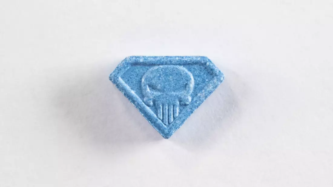 Eine Ecstasy-Pille mit dem «Blue Punisher»-Motiv. - Bild: Ennio Leanza/Keystone/dpa