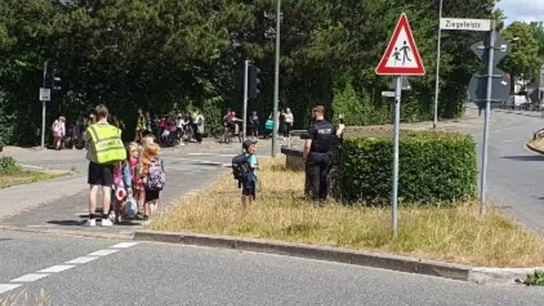 POL-WHV: Neue ausgebildete Schülerlotsinnen und -lotsen in Bockhorn unterstützen sichere Schulwege - Bild: presseportal.de