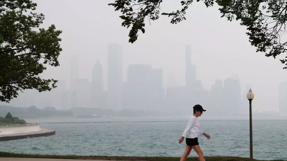 Die Skyline von Chicago ist in Dunst gehüllt. Waldbrände in Kanada zusammen mit höheren Ozonwerten sorgen weiterhin für schlechte Sichtverhältnisse und Luftqualitätswarnungen in der Region. - Bild: Antonio Perez/Chicago Tribune/AP/dpa