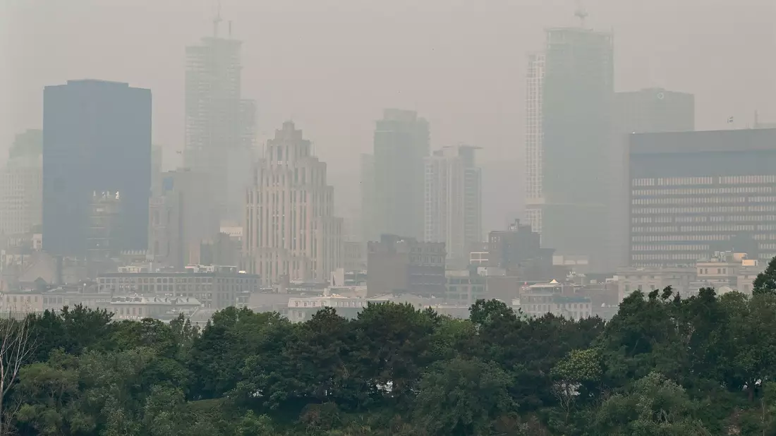 Auch über der Skyline von Montreal hängt Smog. - Bild: Graham Hughes/The Canadian Press/AP/dpa