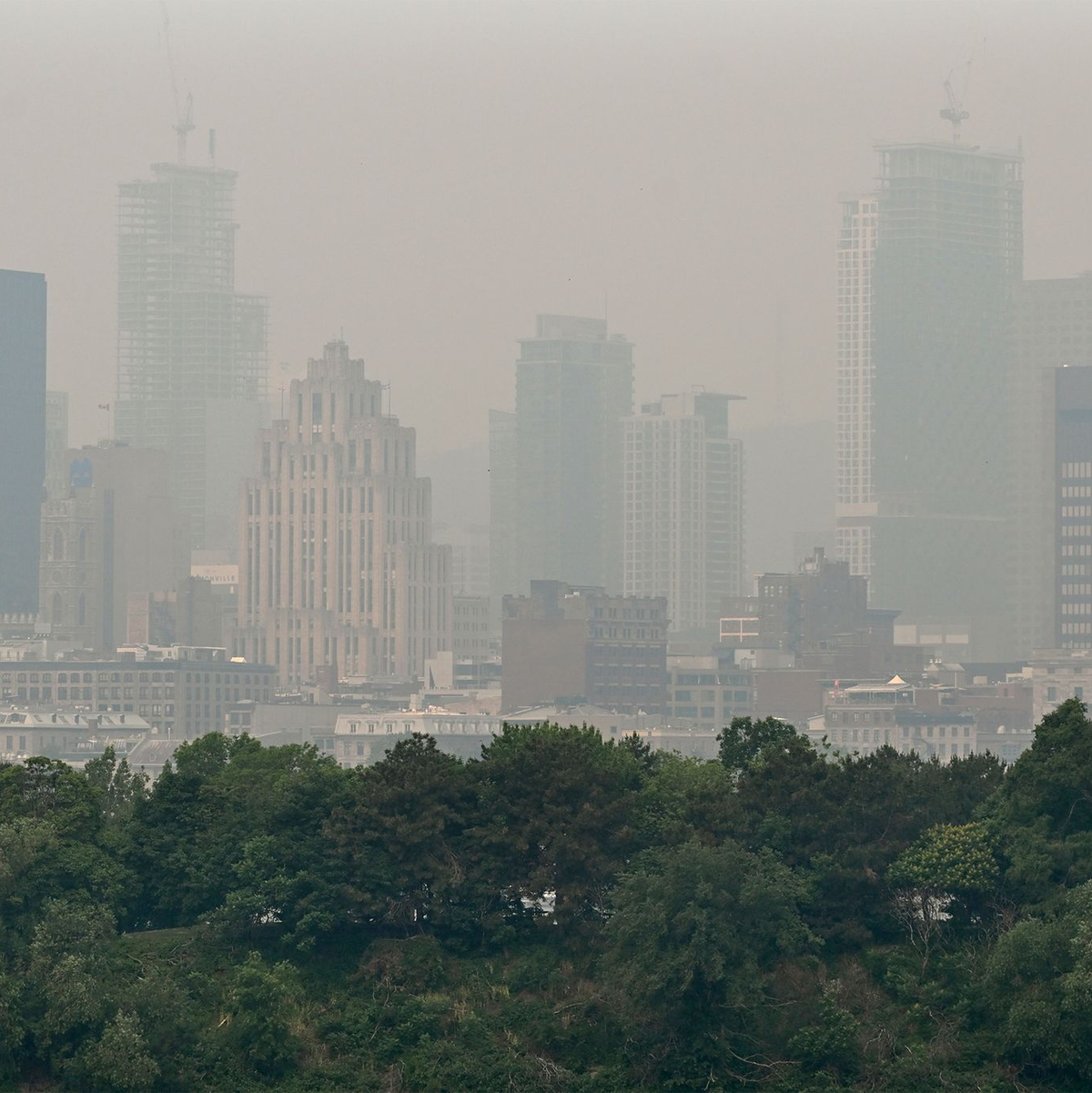 Auch über der Skyline von Montreal hängt Smog. - Foto: Graham Hughes/The Canadian Press/AP/dpa