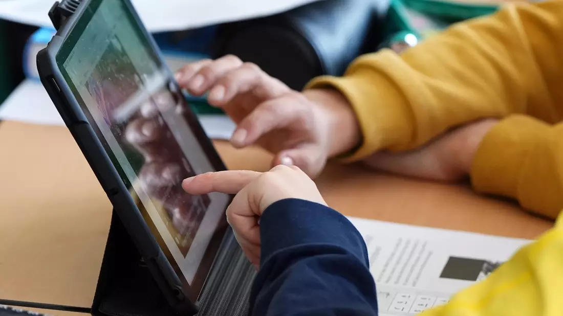 Schüler einer Grundschule in Berlin lösen im Unterricht an Tablets eine Aufgabe. - Bild: Soeren Stache/dpa
