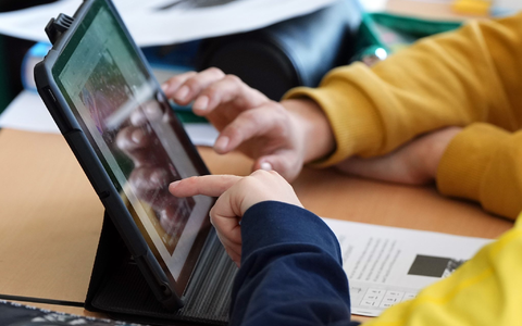 Schüler einer Grundschule in Berlin lösen im Unterricht an Tablets eine Aufgabe. - Foto: Soeren Stache/dpa