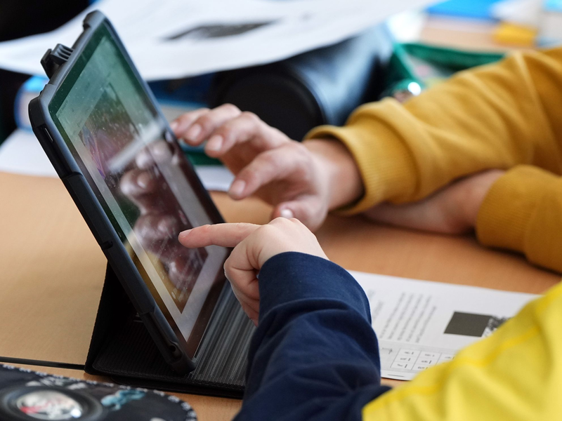 Schüler einer Grundschule in Berlin lösen im Unterricht an Tablets eine Aufgabe. - Foto: Soeren Stache/dpa