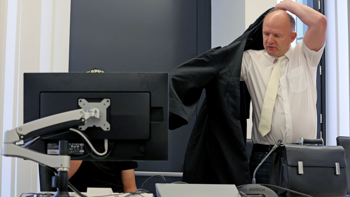 Der Angeklagte (verdeckt, l) und sein Rechtsanwalt im Gerichtssaal im Amtsgericht Rostock. - Foto: Bernd Wüstneck/dpa