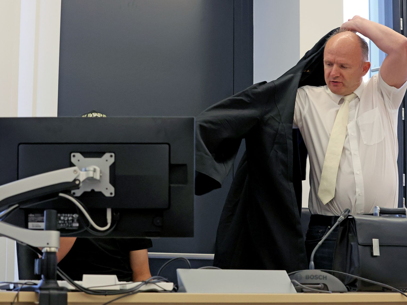 Der Angeklagte (verdeckt, l) und sein Rechtsanwalt im Gerichtssaal im Amtsgericht Rostock. - Foto: Bernd Wüstneck/dpa