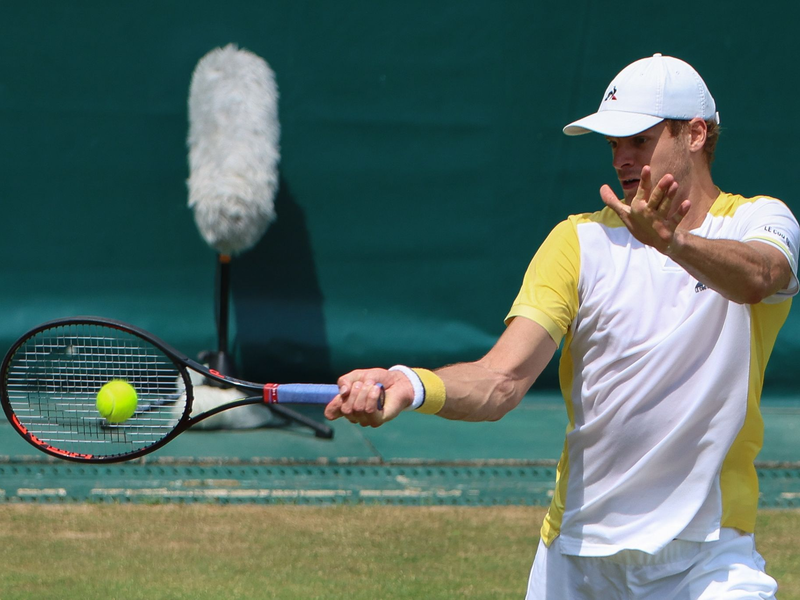 Setzte sich überraschend gegen Stefanos Tsitsipas durch: Yannick Hanfmann. - Foto: Friso Gentsch/dpa