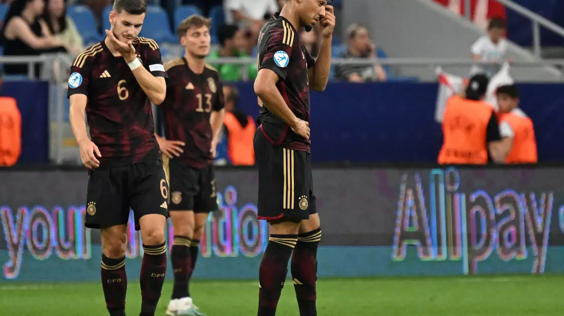 Nach dem Treffer der Engländer zum 0:2 steht der deutschen Mannschaft die Ratlosigkeit ins Gesicht geschrieben. - Bild: Sebastian Kahnert/dpa