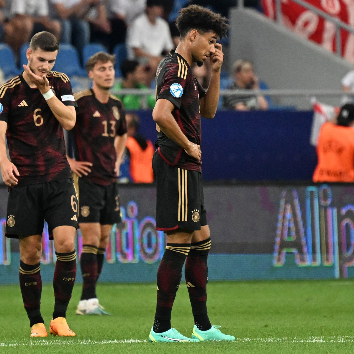 Nach dem Treffer der Engländer zum 0:2 steht der deutschen Mannschaft die Ratlosigkeit ins Gesicht geschrieben. - Foto: Sebastian Kahnert/dpa