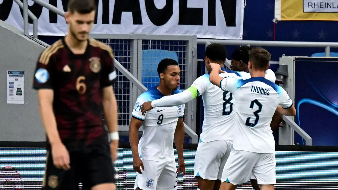 Englands Cameron Archer (2.v.l.) jubelt nach seinem Tor zum 1:0. - Bild: Sebastian Kahnert/dpa