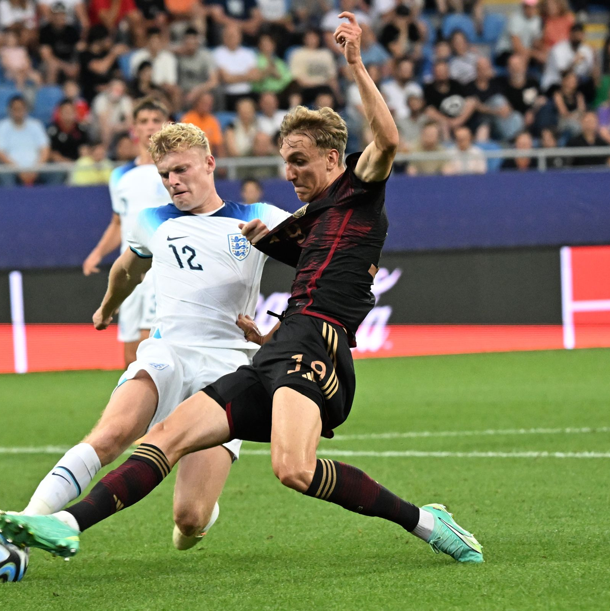 Der erst 18-Jährige Nelson Weiper (r) erlebte einen enttäuschenden Einsatz im letzten Gruppenspiel. - Foto: Sebastian Kahnert/dpa