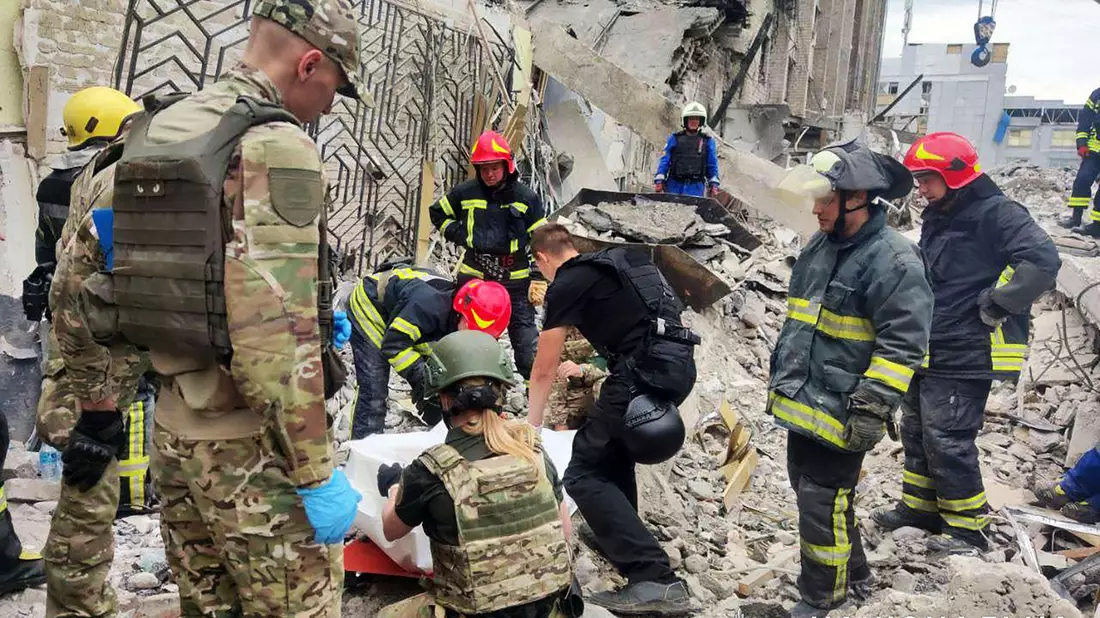 Rettungskräfte sind in den Trümmern eines Restaurants im ukrainischen Kramatorsk im Einsatz. - Bild: National Police of Ukraine/AP/dpa