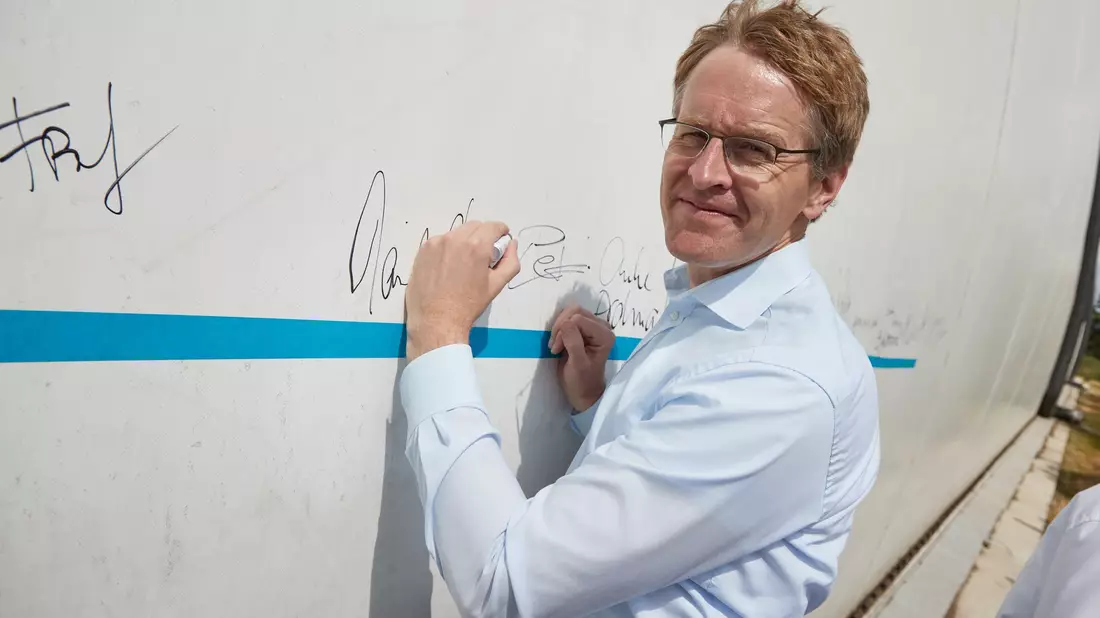 Schleswig-Holsteins Ministerpräsident Daniel Günther (CDU) sang auf der Bühne im vollen Bayernzelt auf der Kieler Woche den sexistischen Partyhit «Layla» mit. - Bild: Georg Wendt/dpa