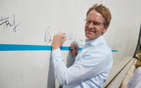 Schleswig-Holsteins Ministerpräsident Daniel Günther (CDU) sang auf der Bühne im vollen Bayernzelt auf der Kieler Woche den sexistischen Partyhit «Layla» mit. - Foto: Georg Wendt/dpa