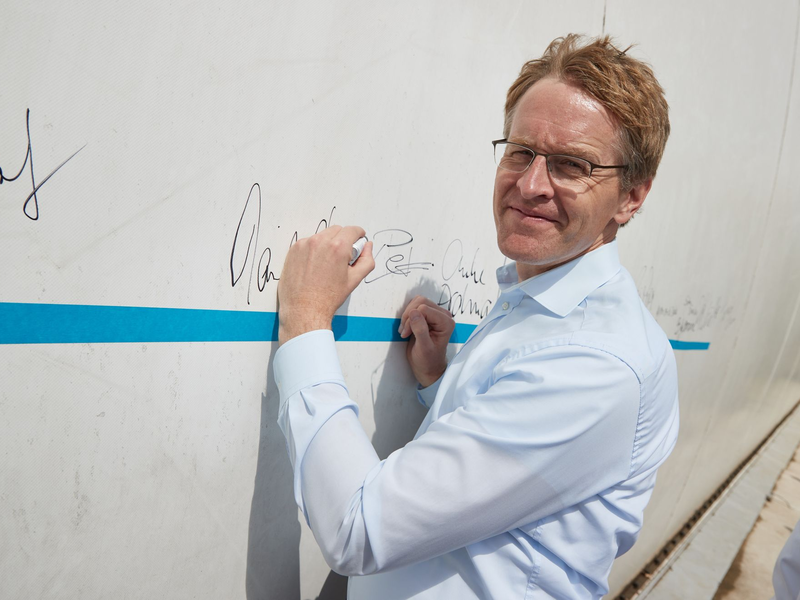 Schleswig-Holsteins Ministerpräsident Daniel Günther (CDU) sang auf der Bühne im vollen Bayernzelt auf der Kieler Woche den sexistischen Partyhit «Layla» mit. - Foto: Georg Wendt/dpa