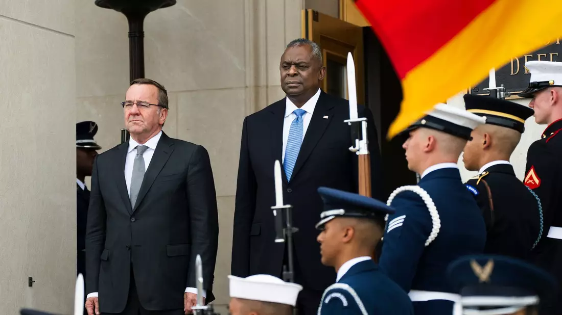 US-Verteidigungsminister Lloyd Austin begrüßt seinen deutschen Amtskollegen Boris Pistorius im Pentagon. - Bild: Manuel Balce Ceneta/AP