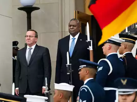 US-Verteidigungsminister Lloyd Austin begrüßt seinen deutschen Amtskollegen Boris Pistorius im Pentagon. - Foto: Manuel Balce Ceneta/AP