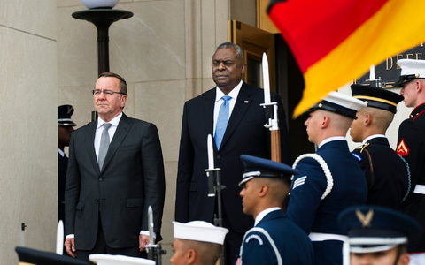 US-Verteidigungsminister Lloyd Austin begrüßt seinen deutschen Amtskollegen Boris Pistorius im Pentagon. - Foto: Manuel Balce Ceneta/AP