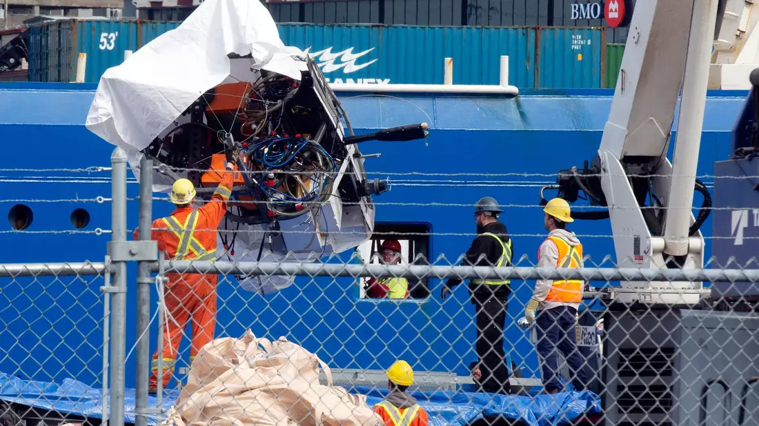 Trümmer des Tauchboots «Titan» werden in St. John's vom Schiff «Horizon Arctic» entladen. - Bild: Paul Daly/The Canadian Press/AP/dpa