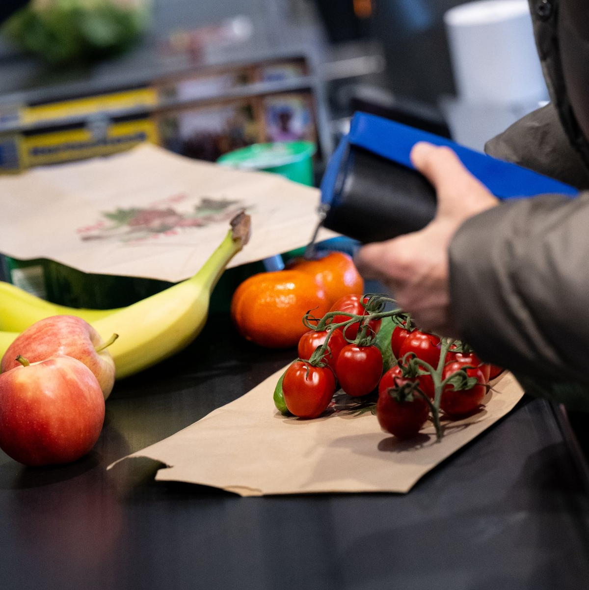 An den meisten Kassen im deutschen Einzelhandel sitzen noch Kassiererin oder Kassierer. - Foto: Sven Hoppe/dpa
