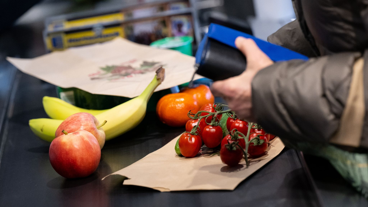 Die seit Monaten hohe Teuerung ist eine Belastung für Verbraucherinnen und Verbraucher - nicht nur an der Kasse im Supermarkt. - Foto: Sven Hoppe/dpa