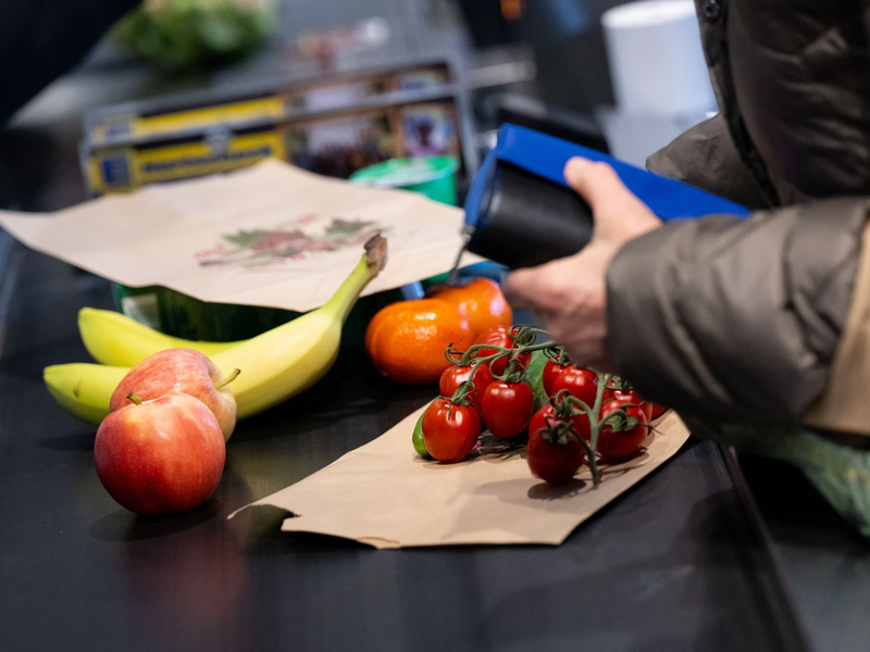 An den meisten Kassen im deutschen Einzelhandel sitzen noch Kassiererin oder Kassierer. - Foto: Sven Hoppe/dpa