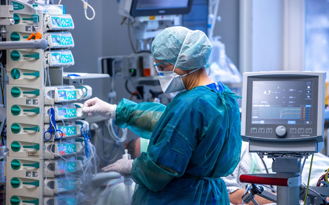Ärzte und Pflegekräfte betreuen Patienten auf einer Intensivstation. - Foto: Jens Büttner/dpa-Zentralbild/dpa