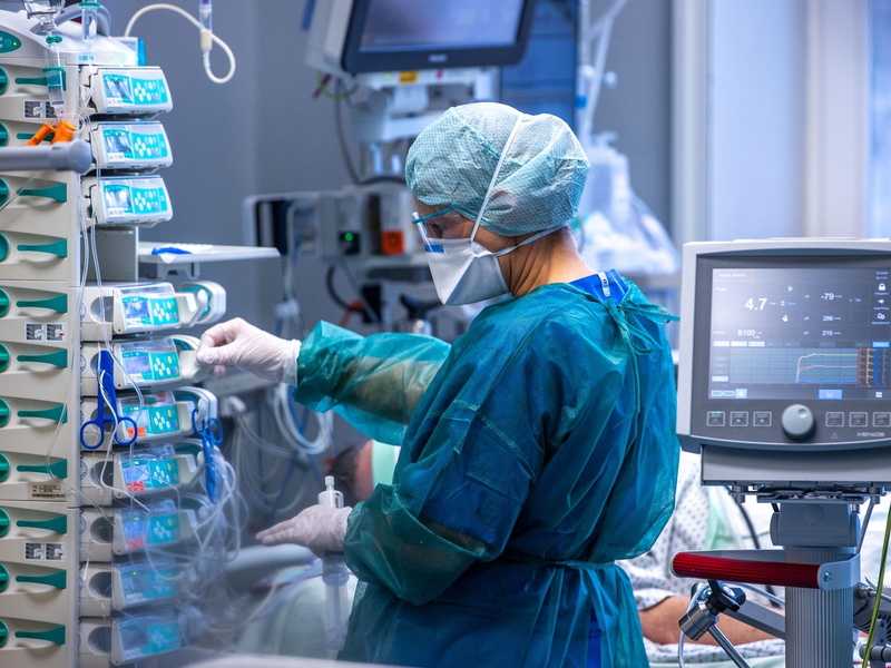 Ärzte und Pflegekräfte betreuen Patienten auf einer Intensivstation. - Foto: Jens Büttner/dpa-Zentralbild/dpa