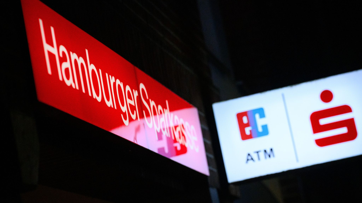 2021 drangen unbekannte Täter in den Schließfachraum einer Norderstedter Sparkassen-Filiale ein. Sie stahlen Geld, Gold, Schmuck und viele andere Wertgegenstände. - Foto: Jonas Walzberg/dpa