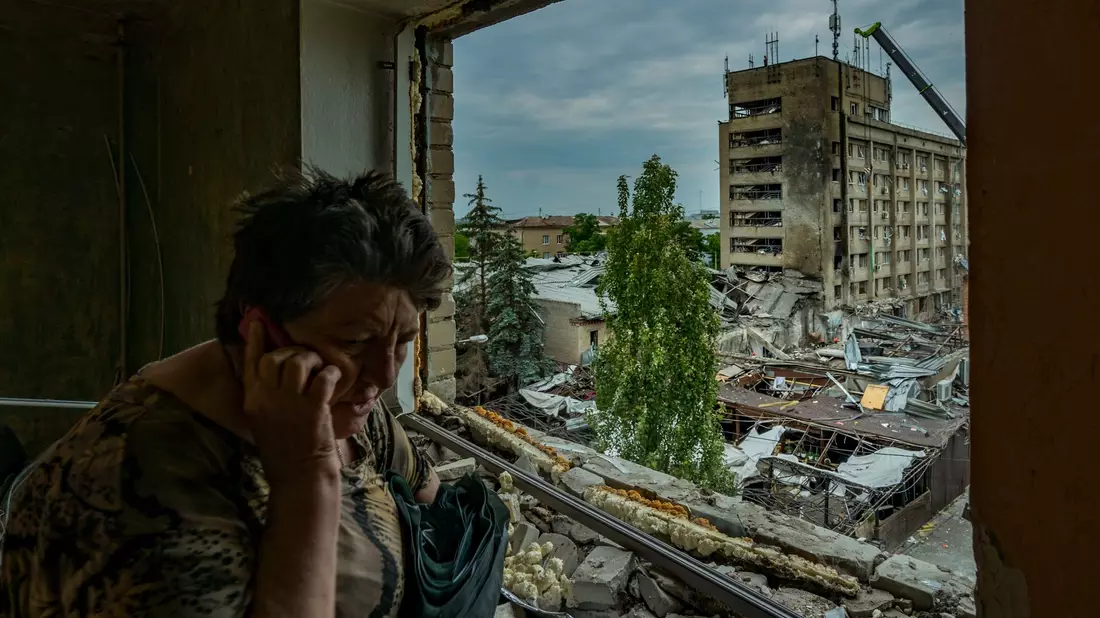 Eine Frau ruft im Zentrum von Kramatorsk per Telefon um Hilfe. Ihr Wohnhaus wurde durch die Schockwelle des russischen Raketenangriffs zerstört. - Bild: Celestino Arce Lavin/ZUMA Press Wire/dpa