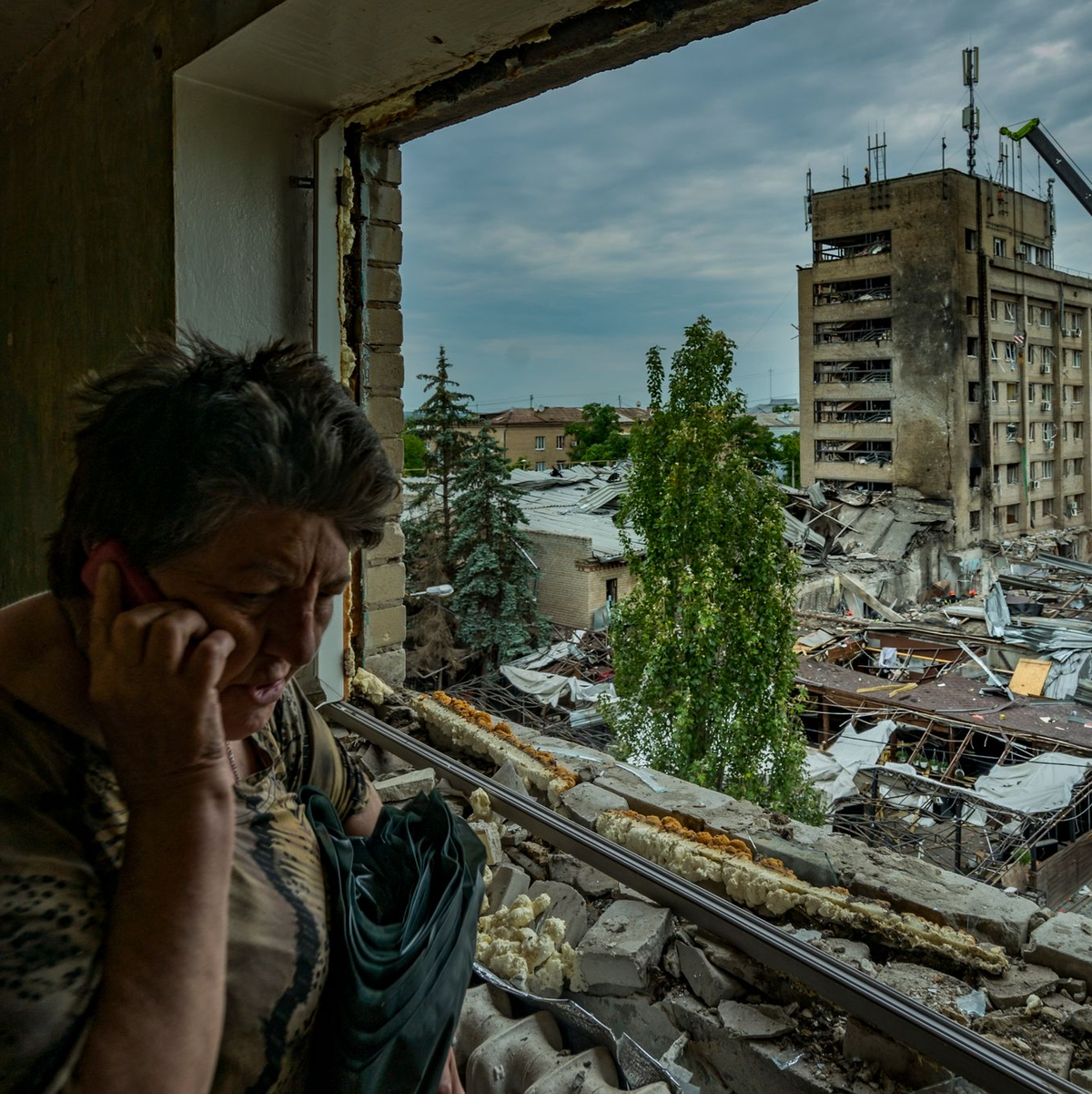 Eine Frau ruft im Zentrum von Kramatorsk per Telefon um Hilfe. Ihr Wohnhaus wurde durch die Schockwelle des russischen Raketenangriffs zerstört. - Foto: Celestino Arce Lavin/ZUMA Press Wire/dpa