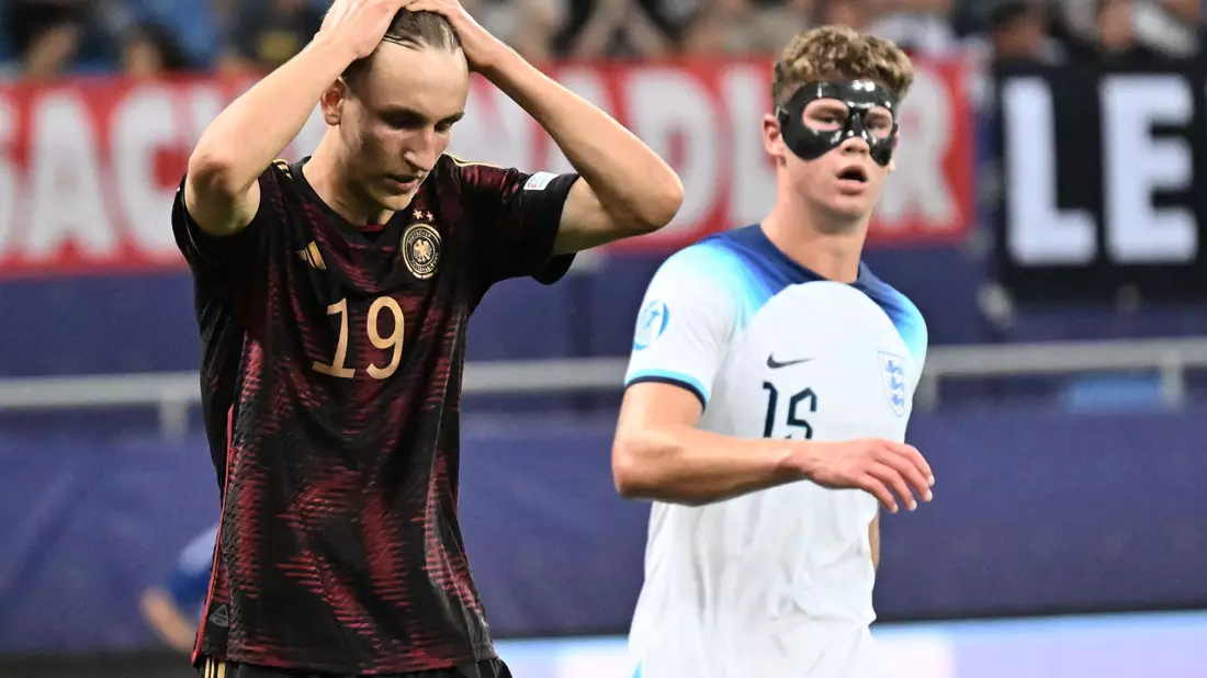 Nelson Weiper (l) war nach dem EM-Aus der U21-Auswahl restlos bedient. - Bild: Sebastian Kahnert/dpa