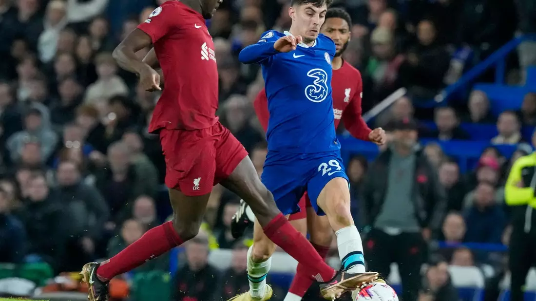 Kai Havertz (r) wechselt vom FC Chelsea zum FC Arsenal. - Bild: Frank Augstein/AP/dpa