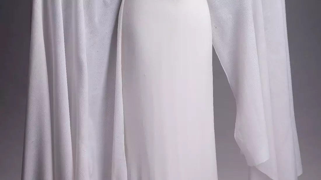 Die weiße Robe von Prinzessin Leia galt lange als verschollen. - Bild: PropstoreAuction/dpa