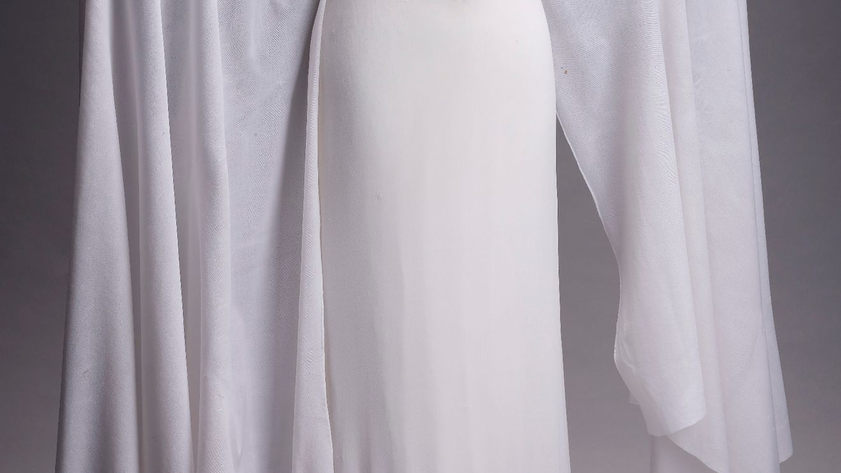 Die weiße Robe von Prinzessin Leia galt lange als verschollen. - Foto: PropstoreAuction/dpa