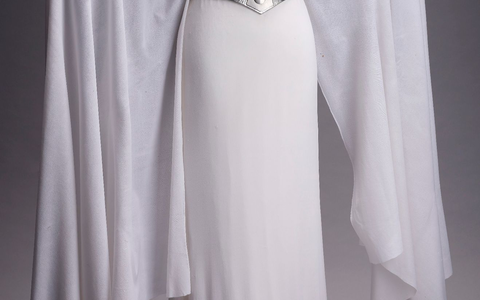 Die weiße Robe von Prinzessin Leia galt lange als verschollen. - Foto: PropstoreAuction/dpa
