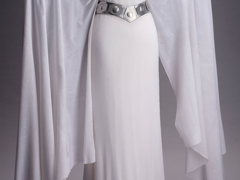 Die weiße Robe von Prinzessin Leia galt lange als verschollen. - Foto: PropstoreAuction/dpa