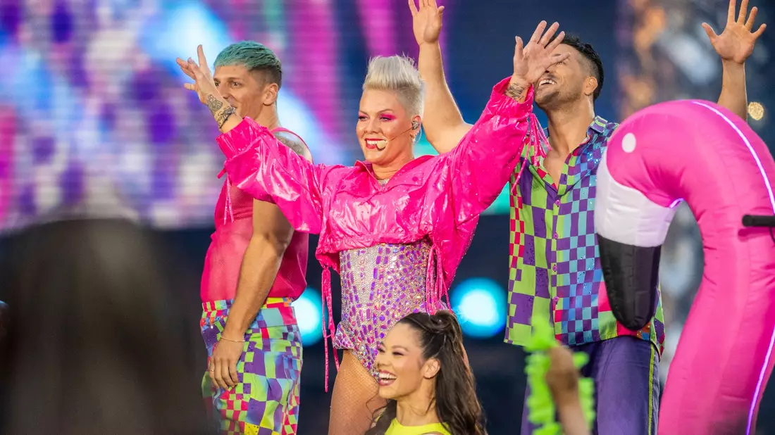 US-Sängerin Pink tritt bei einem Konzert ihrer «Summer Carnival 2023» Tour im Olympiastadion in Berlin auf. - Bild: Christophe Gateau/dpa