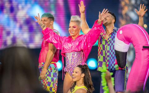 US-Sängerin Pink tritt bei einem Konzert ihrer «Summer Carnival 2023» Tour im Olympiastadion in Berlin auf. - Foto: Christophe Gateau/dpa