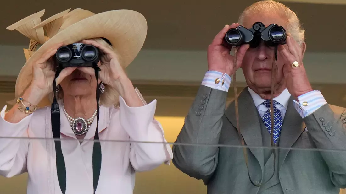 Königin Camilla und König Charles III. bei einem Pferderennen in Ascot. - Bild: Alastair Grant/AP/dpa