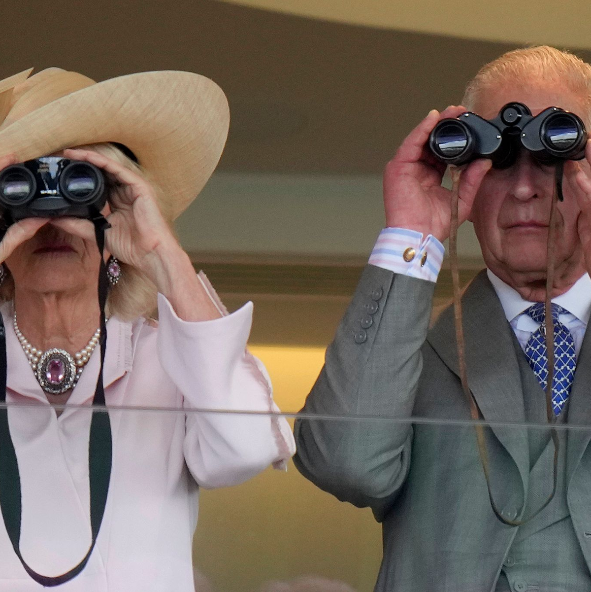 Königin Camilla und König Charles III. bei einem Pferderennen in Ascot. - Foto: Alastair Grant/AP/dpa
