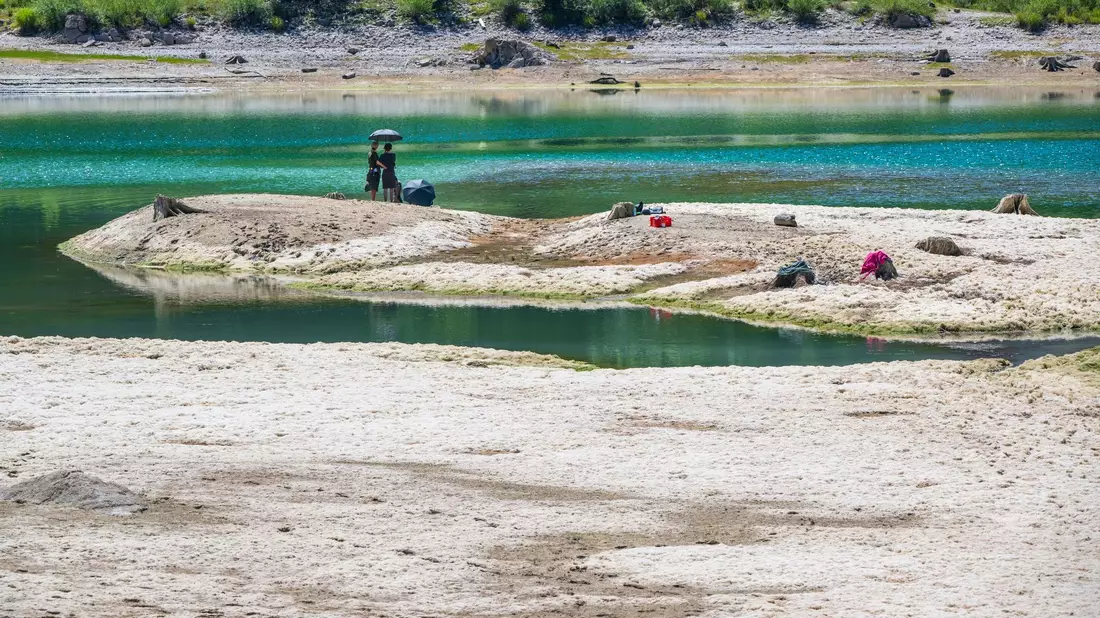 Trockenheit in Deutschland: Im bayrischen Sylvensteinstausee ist eine Insel durch den Wassermangel freigelegt. - Bild: Peter Kneffel/dpa