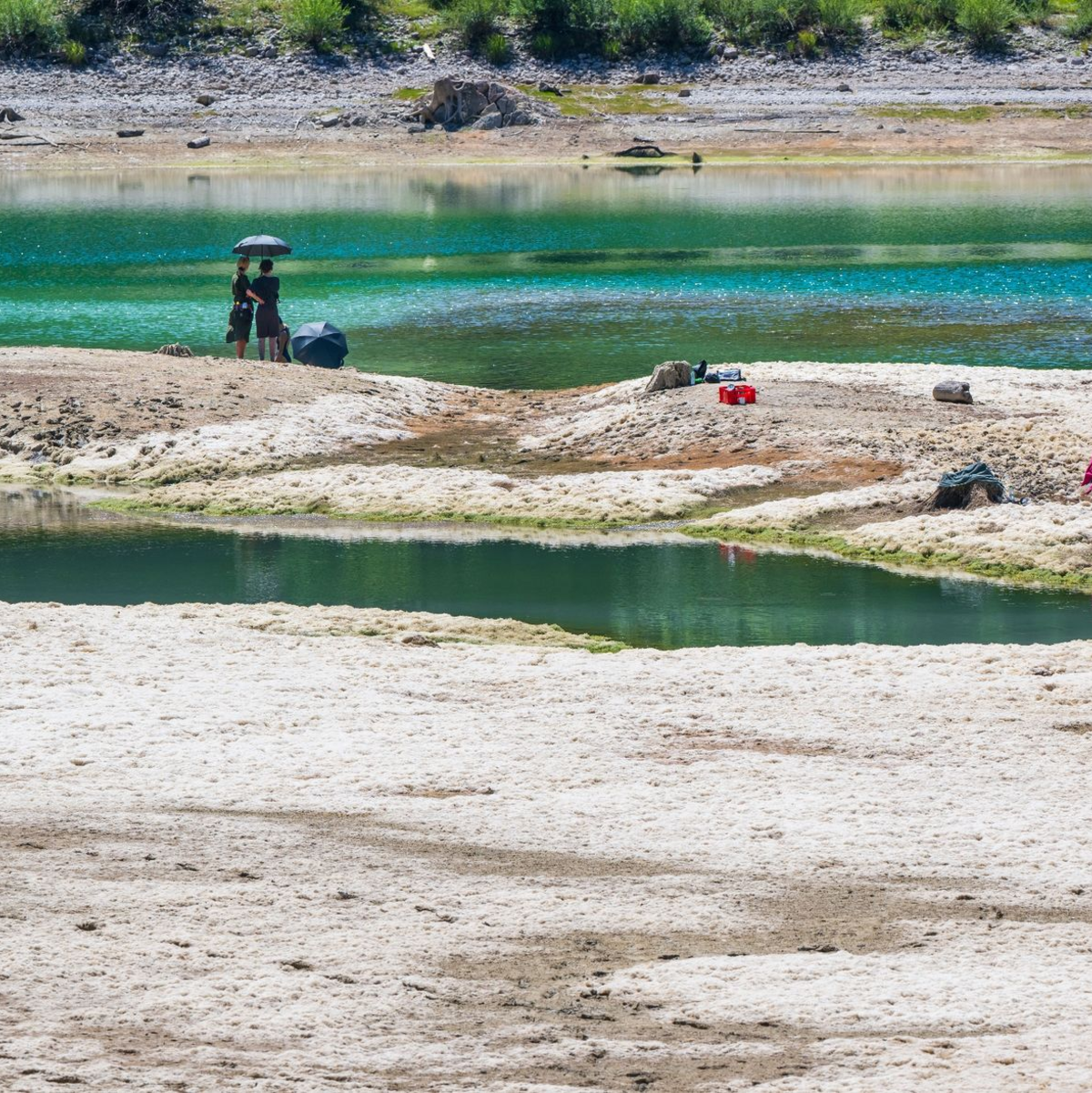Trockenheit in Deutschland: Im bayrischen Sylvensteinstausee ist eine Insel durch den Wassermangel freigelegt. - Foto: Peter Kneffel/dpa